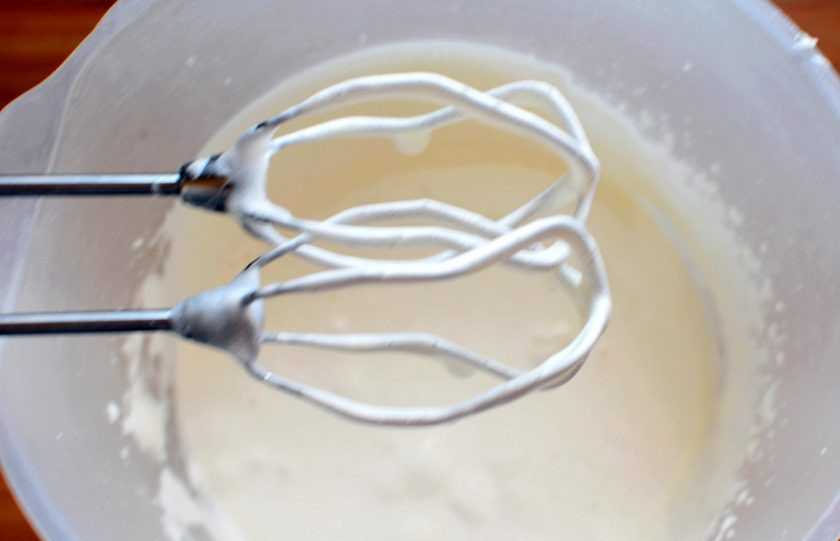 1. Этап. Меренговая шарлотка с малиной и белым шоколадом: Желтки взбейте с сахаром и ванильным экстрактом в густую пышную массу. Она должна падать с венчиков широкой лентой.