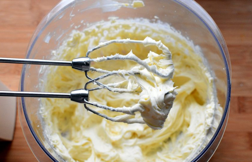 1. Этап. Тыквенный чизкейк без выпечки: Взбейте крем-чиз с сахарной пудрой, ванильным экстрактом и густыми сливками в пышную массу.