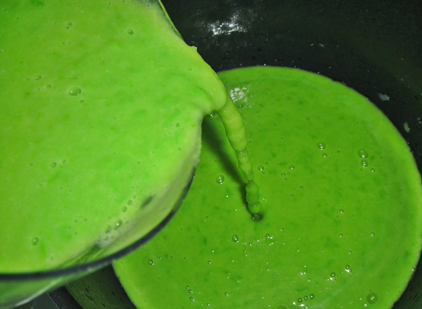 1. Этап. Суп из замороженного горошка: Готовый суп измельчить на блендере.