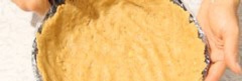 1. Этап. Чизкейк без выпечки без желатина: Утрамбовываем печенье с маслом в форму для чизкейка, делая небольшие бортики. Предварительно можно простелить бумагу для выпечки.