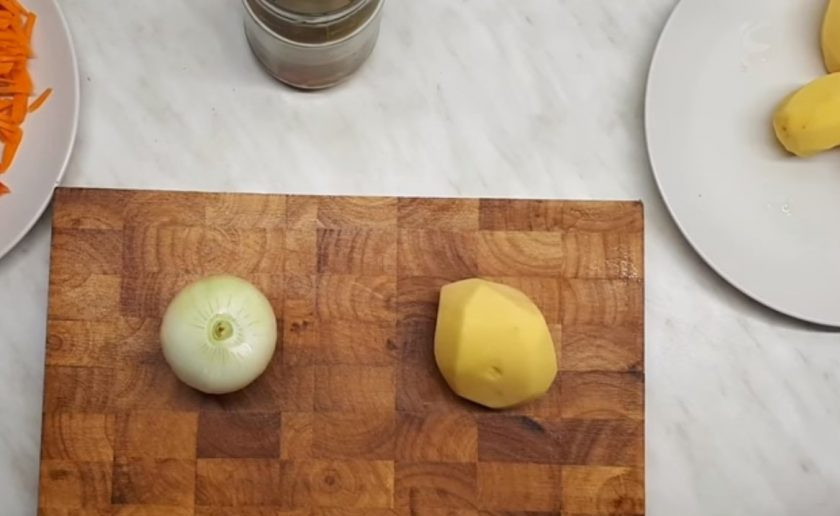 1. Этап. Калья: 2. Морковь, сладкий перец и огурец нарежьте тонкой соломкой. Репчатый лук и картофель нарежьте небольшими кубиками. В другую разогретую кастрюлю добавьте немного растительного масла и слегка обжарьте нарезанную морковь.