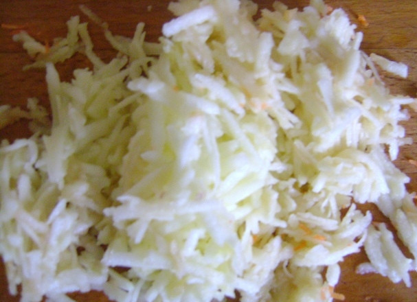 1. Этап. Морковные котлеты в мультиварке: Очищаем яблоко от кожуры и сердцевины и натираем на крупной терке. Можно мелко порезать.