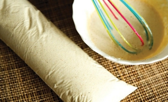 1. Этап. Кокосовый кекс Сказка: 5. Добавьте к желткам молоко и мякоть кокоса, перемешайте и всыпьте манку.