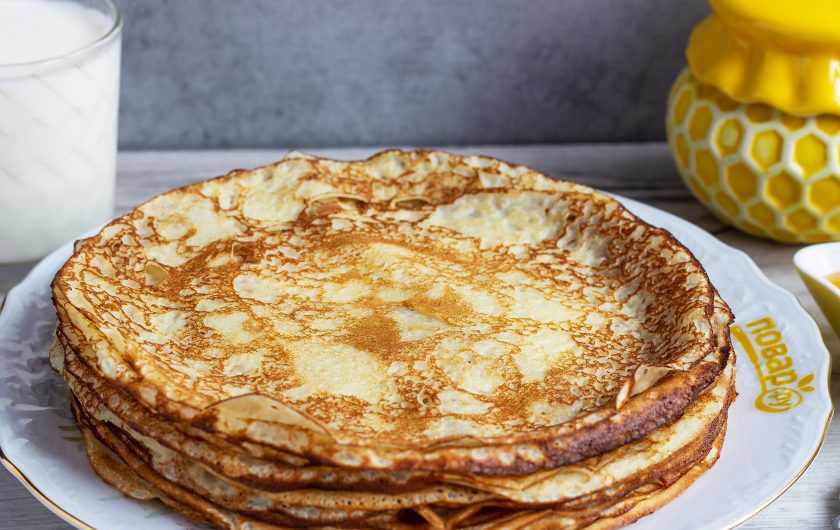 1. Этап. Каравайцы: А если у вас никак не получаются дырочки и ажур, расскажу один простой секретик. Сковороду перед новым блинчиком смазывайте растительным маслом прямо на плите и давайте маслу нагреться 5-7 секунд. Затем наливайте тесто из половника. Раскаленные капельки масла и прохладное тесто, сразу же дают красивый рисунок и дырочки.