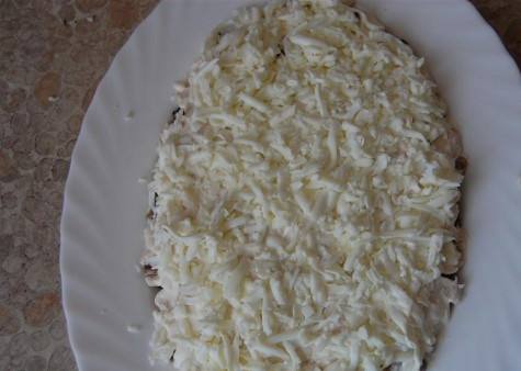 1. Этап. Салат Береза: Белки отделяем от желтков. Натираем белки на крупной терке и выкладываем поверх слоя 