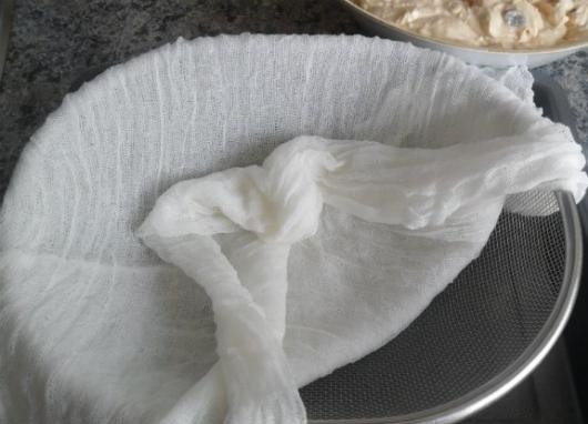 1. Этап. Пасха со вкусом крем-брюле: 8. Подготовьте сито, застеленное чистой марлей.