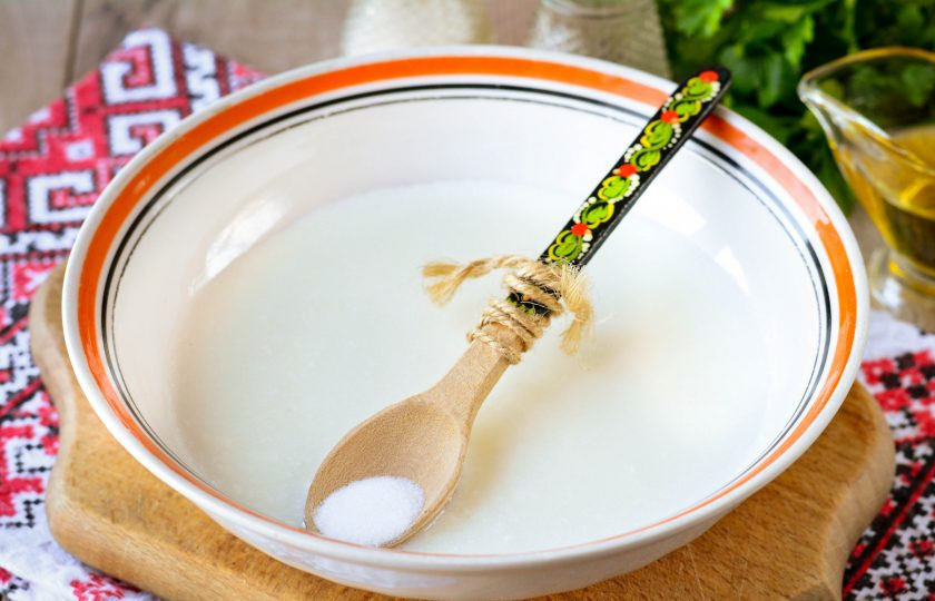 1. Этап. Оладьи-пиццы на молоке: Всыпьте соду в молоко, оставьте на пару минут, чтобы сода растворилась.