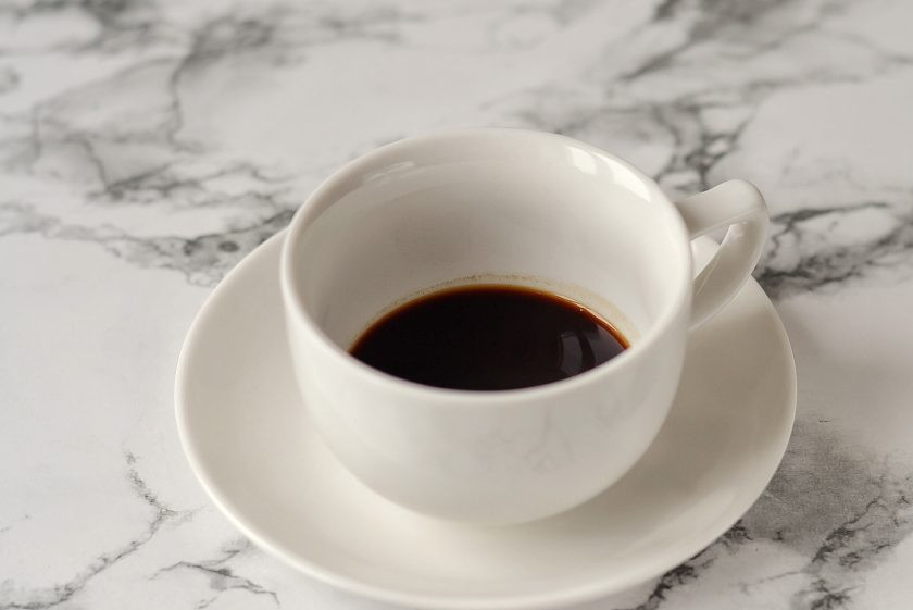 1. Этап. Капучино в турке: Налейте кофе в кружку. Добавьте сахар.