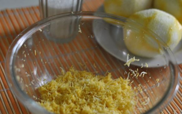 1. Этап. Лимонад из лимона: С помощью мелкой терки натираем лимонную цедру. Стараемся натирать аккуратно, чтобы белая горькая часть осталась на лимоне.