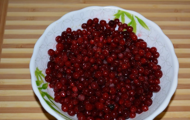 1. Этап. Манный пирог с ягодой: 4. Вымойте и хорошо обсушите ягоды. Добавьте в тесто, аккуратно перемешайте.