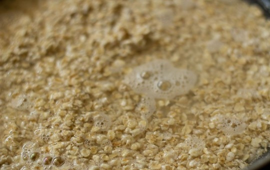 1. Этап. Каша из геркулеса: Влейте воду.