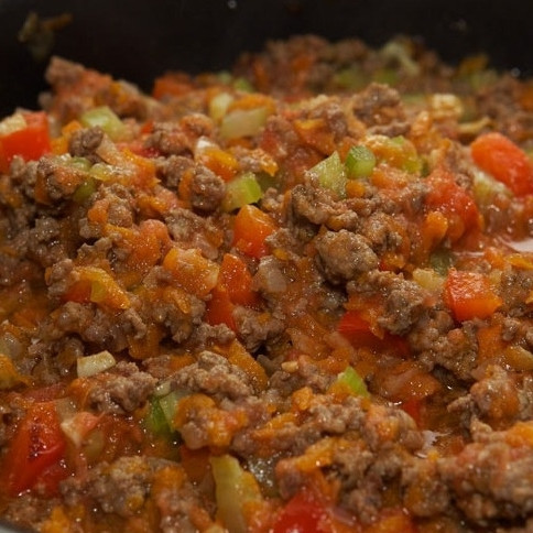 1. Этап. Лазанья с мясом: Перемешиваем, добавляем соль и перец, готовим в течение 5-7 минут на умеренном огне.