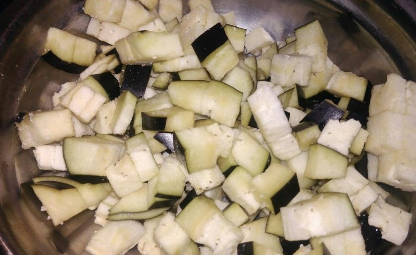 1. Этап. Жаркое с говядиной и овощами на растительном масле: 5. Нарезаем баклажан кубиками среднего размера, солим и оставляем на время (это нужно для того, чтобы ушла горечь).