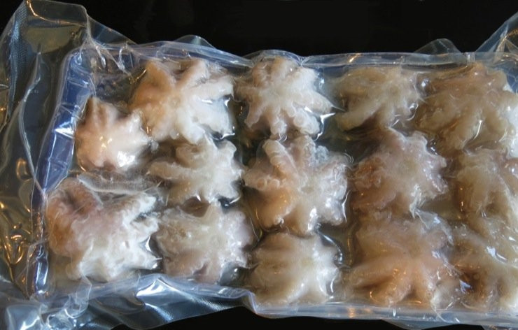 1. Этап. Салат Дары моря: Сперва разморозьте все морепродукты и промойте. Креветок очистите, оставьте только хвостик.