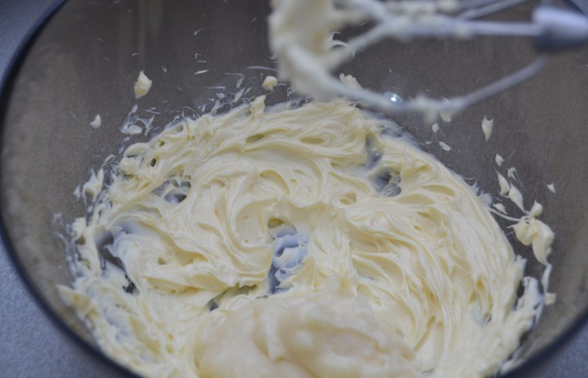 1. Этап. Эклеры со сметанным кремом: Добавляйте к взбитому сливочному маслу по 1 ст. ложке остывшей заварной основы для крема, взбивайте каждый раз вместе с маслом.