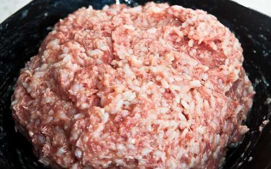 1. Этап. Тефтели в томате: 4. Все как следует перемешайте до однородности. В фарш также можно добавить любимые специи или сушеные травы.