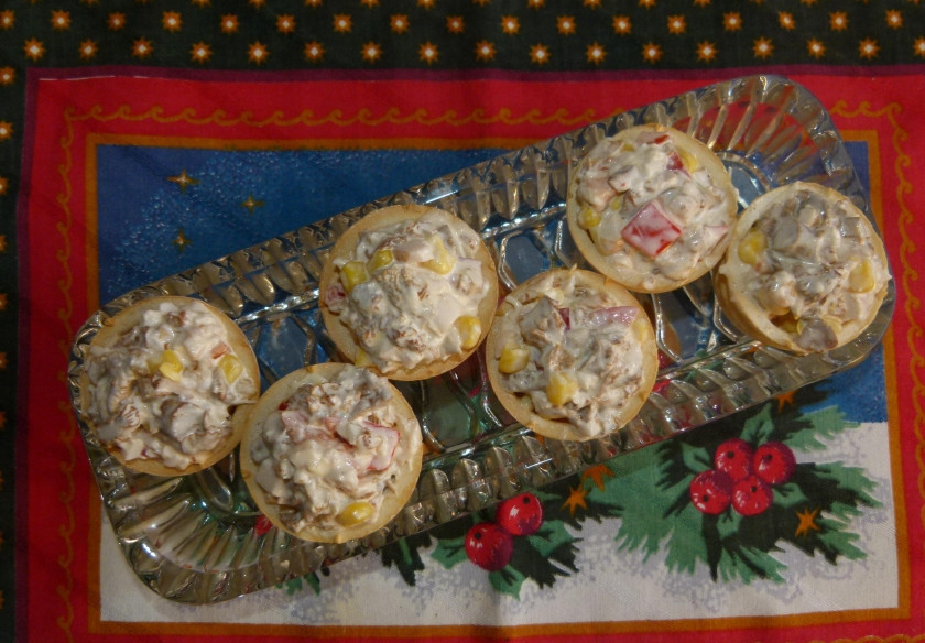 1. Этап. Салат с лисичками под сметаной: Ну а для более серьезных праздников салат можно разложить по тарталеткам. Так или иначе, этот салат обязательно всем понравится, приятного аппетита вам.