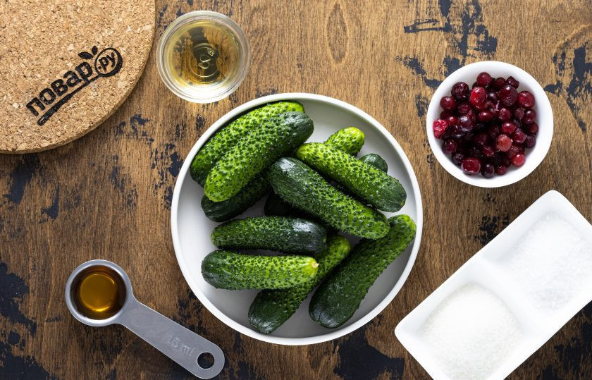 1. Этап. Огурцы с медом и клюквой: Подготовьте все ингредиенты.
