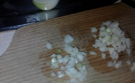 1. Этап. Котлеты из печенки: Котлеты без лука, что суп без воды, поэтому берем одну среднюю луковицу моем, чистим и шинкуем.
