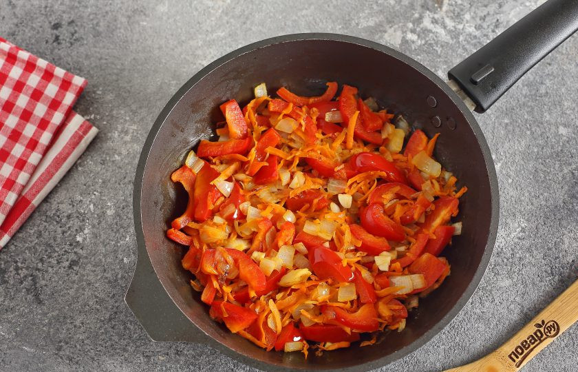 1. Этап. Рулетики из теста с картошкой: Лук нарежьте кубиками, морковь натрите на терке, болгарский перец нарежьте небольшой соломкой. Обжарьте овощи до мягкости на сковороде, добавьте измельченный чеснок, посолите и готовьте еще пару минут.