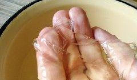 1. Этап. Джем из киви: Тем временем желатин замачиваем в стакане холодной воды.