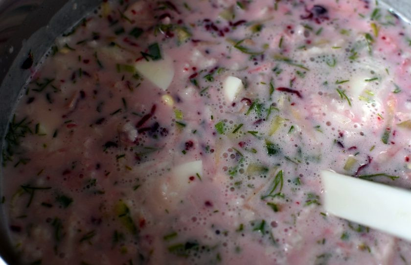 1. Этап. Окрошка Розовая нежность со свеклой и кефиром: В последнюю очередь добавьте натертую на мелкой терке отварную или запеченную свеклу. Влейте минеральную воду с газом (в соответствии с вашими предпочтениями – погуще или пожиже) стакан или два. Попробуйте и отрегулируйте вкус на соль и кислоту.