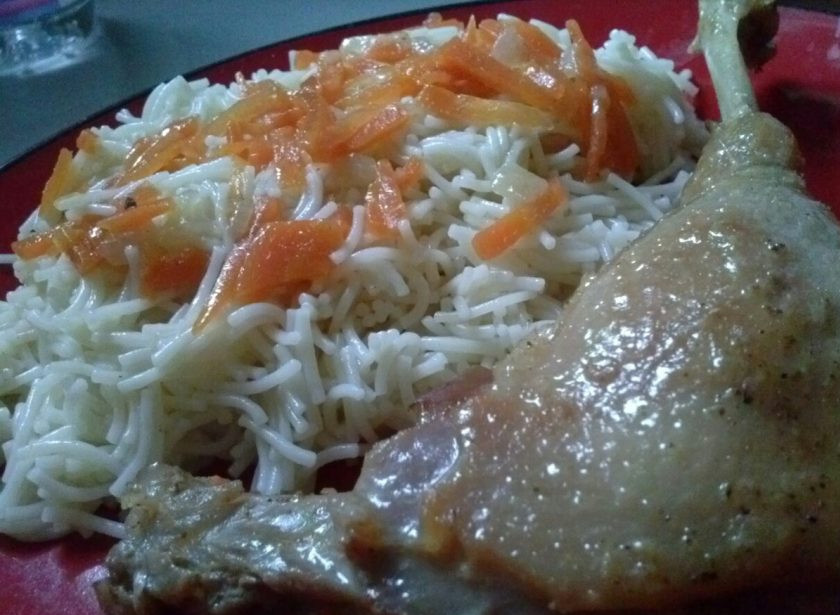 1. Этап. Утка тушеная по-деревенски: 6. За 15 минут до приготовления мяса, я отварила на гарнир тоненькую вермишель. Она просто идеально сочетается с птицей и подливкой с морковью и луком. Вот так примерно я попыталась воспроизвести деревенский рецепт моей бабушки, которая готовила утку по старому рецепту.