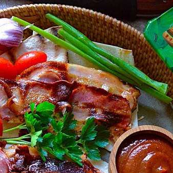 Стейк индейки под беконом