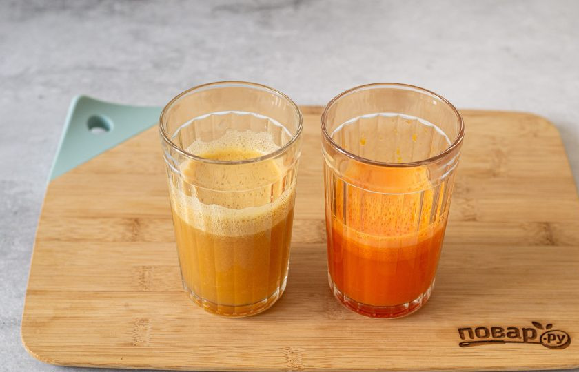 1. Этап. Тыквенный фреш: С помощью соковыжималки измельчите тыкву и морковь. Отдельно выжмите яблочный сок.