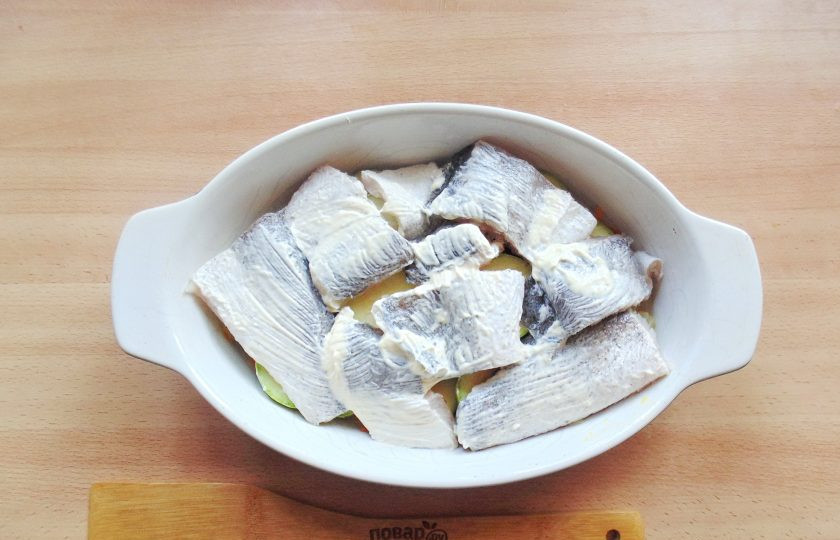1. Этап. Хек с кабачками в духовке: Смажьте кусочки хека майонезом.