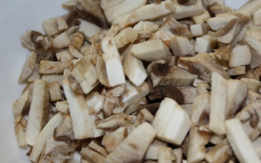 1. Этап. Постные фрикадельки: Очищенные грибы нарежьте небольшими кусочками.