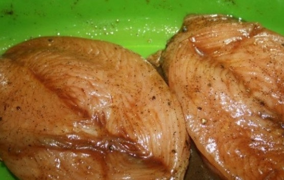 1. Этап. Лангет из индейки на гриле: Уложите индюшатину в миску. Залейте её соусом и маслом. Хорошо разотрите перцем. Оставьте птицу мариноваться на полчаса.