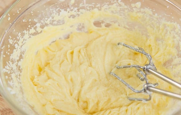 1. Этап. Воздушное лимонное печенье: 3. Затем добавьте ваниль и яйца, продолжая взбивать массу.