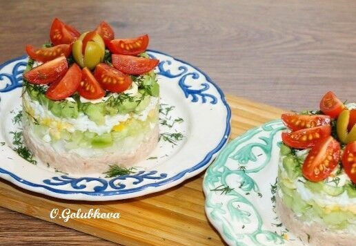 1. Этап. Слоеный салат с авокадо, тунцом, черри: 17. Убираем блюдо в холодильник на 1 час, чтобы слои салата успели пропитаться. Перед подачей украшаем слоеный салат помидорчиками черри.