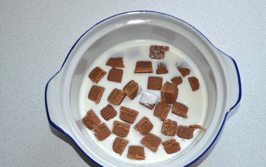 1. Этап. Торт Вера: Пока можно заняться кремом. В небольшую кастрюльку отправьте ириски, молоко и соду. Поставьте на медленный огонь.