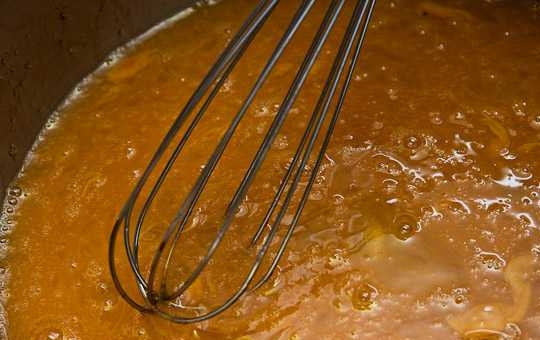 1. Этап. Рецепт Хвороста (классический без молока): 2. Взбейте венчиком до однородности.