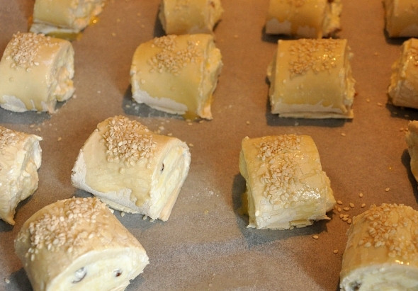 1. Этап. Круассаны с творогом: Выложите на противень, покрытый перкаской бумагой. Смажьте взбитым яйцом и посыпьте сахаром.