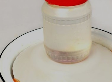 1. Этап. Форель слабосоленая: Выкладываем рыбу в лоток или эмалированную посуду. Для удобства разрежем на крупные куски. Накрываем плоской крышкой или тарелкой, ставим сверху груз. На несколько часов оставим рыбу при комнатной температуре, в миске образуется сок. А затем отправляем рыбу в миске с грузом в холодильник часов на 12.