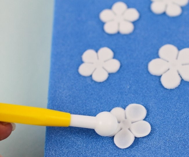 1. Этап. Сахарные цветы: Поместите вырезанные фигуры на пенный коврик и, используя моделирующую палочку с шариком на конце, придайте лепесткам цветов вогнутую форму.