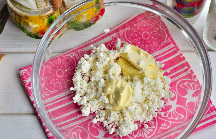 1. Этап. Творожно-сырные палочки: В миску выложите творог, майонез, сливочное масло.