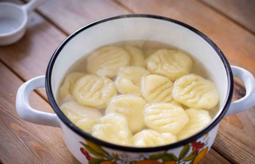 1. Этап. Ньокки с креветками: В кастрюле доведите до кипения примерно 1-2 литра воды и выложите в кипящую воду заготовки ньокки. Как только они всплывут, можно их вылавливать шумовкой на тарелку — они готовы.