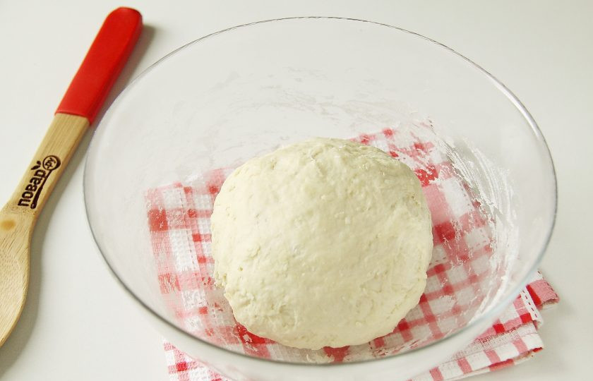 1. Этап. Чельпек: Замесите эластичное тесто. Соберите его в шар, накройте и оставьте на 20 минут.