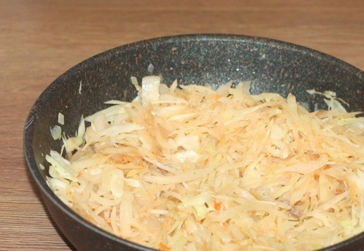 1. Этап. Пирожки из слоеного теста на кефире: 4. Приготовим начинку. Обжариваем лук на растительном масле до золотистости, минуты 3. Добавляем в сковороду мелко нарезанную капусту, приправу и специи.