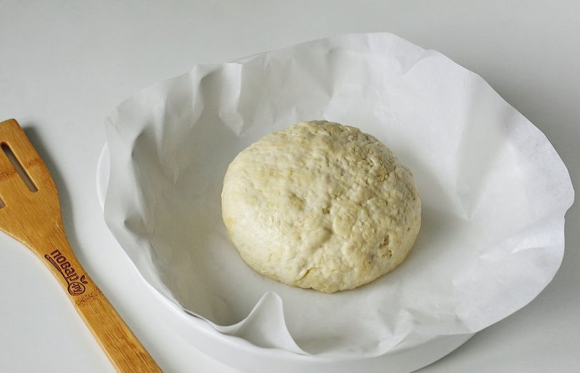 1. Этап. Хлеб без соли: Если вы будете использовать специальную форму для хлеба, то переложите туда тесто. Я делаю круглый хлеб, поэтому просто перекладываю его на противень застеленный пергаментом.