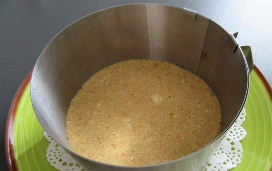 1. Этап. Закусочный чизкейк: 4. Столовой ложкой утрамбуйте масляную крошку так, чтобы получился равномерный слой.