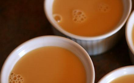 1. Этап. Крем-карамель в горшочках: 2. Поместить яйца, желтки и оставшиеся 1/4 чашки сахара в большой стакан мерный стаканчик или небольшую миску и взбить. Продолжая взбивать, добавить немного карамельной массы. Делайте это аккуратно, чтобы яйца не свернулись. Влить в оставшуюся жидкость. Если на поверхности крема есть пена, снимите ее ложкой. Вылить крем в горшочки. Налить достаточное количество горячей воды из чайника в форму, чтобы она наполовину покрывала горшочки с кремом. Плотно закрыть форму полиэтиленовой пленкой, оставив два отверстия в двух противоположных углах.