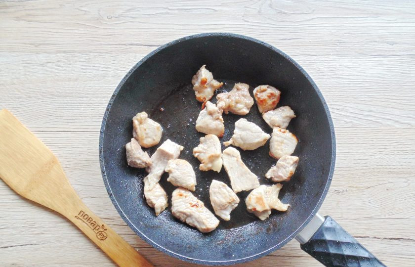 1. Этап. Свинина в горчичном соусе на сковороде: Обжаривайте свинину на огне чуть выше среднего до образования румяной корочки 7-8 минут.