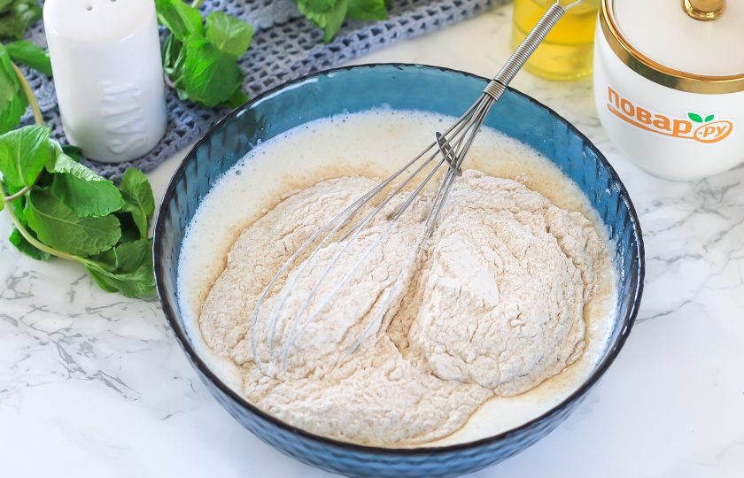 1. Этап. Панкейки из ржаной муки: Всыпьте по очереди ржаную муку и замесите тесто как на оладьи, оно не должно быть жидким.