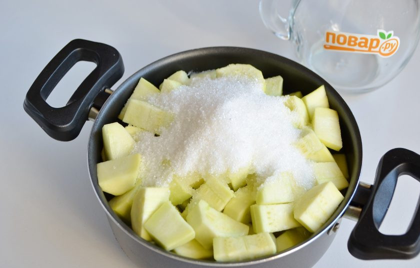 1. Этап. Кабачок, как ананас на зиму: 3. В кастрюлю влейте ананасовый сок, положите кабачки, добавьте сахар и лимонную кислоту. Доведите до кипения, варите 15 минут. Не переживайте, во время варки кабачки сядут и дадут сок.