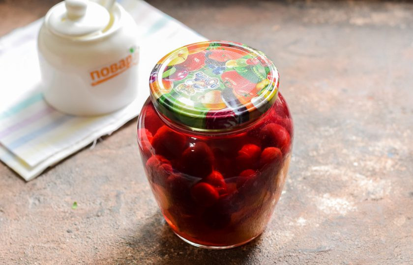 1. Этап. Компот из вишни и персиков на зиму: Банку герметично закатайте стерильной крышкой, поставьте дном вверх. Укройте заготовку теплым пледом или одеялом, оставьте на 24 часа в покое. Спустя указанное время перенесите заготовку в кладовку.